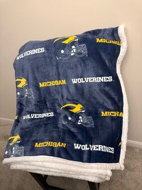 Plush Sherpa Throw Blanket - Navy/Yellow